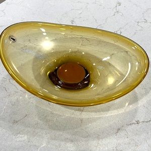 Beautiful glass dish. Perfect as a decoration or to hold candy.